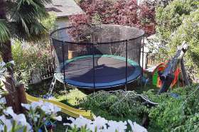 Parco giochi con trampolino