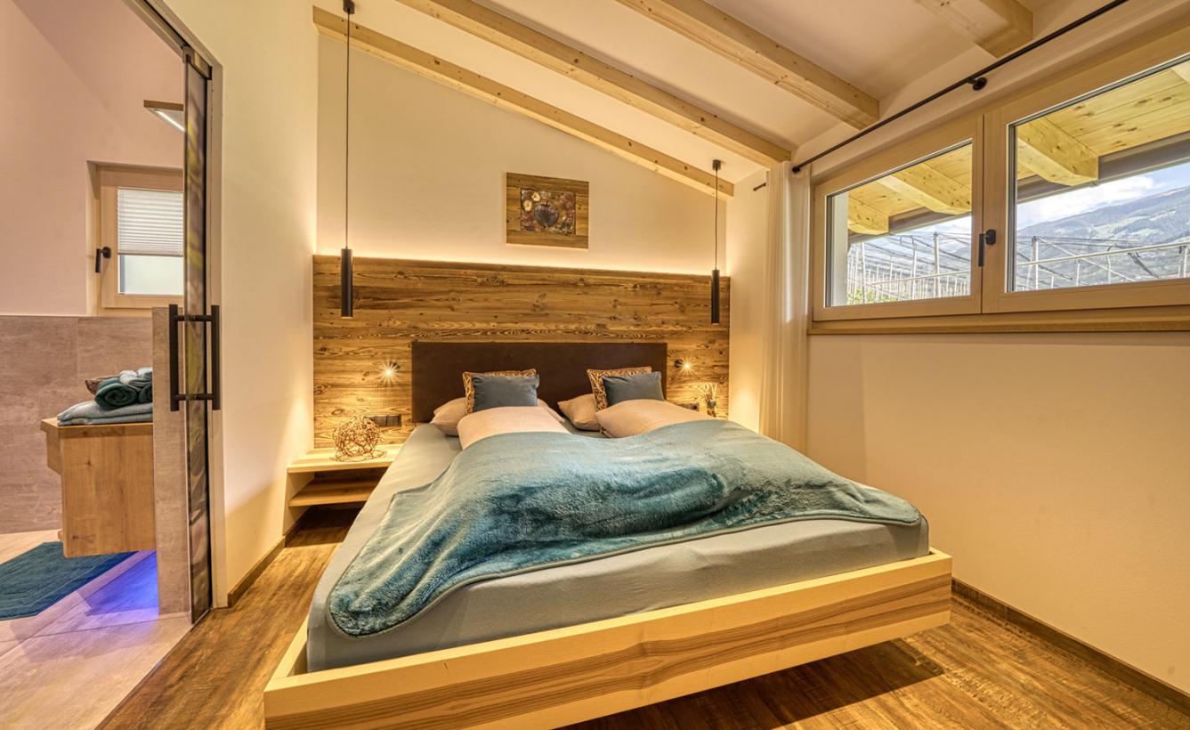 Camera da letto con bagno adiacente