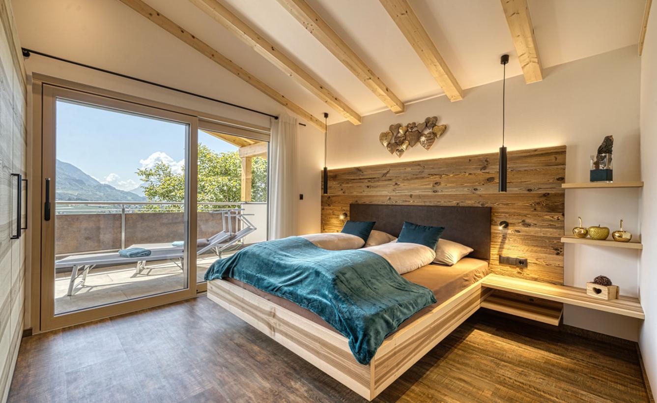 Camera da letto con finestra panoramica