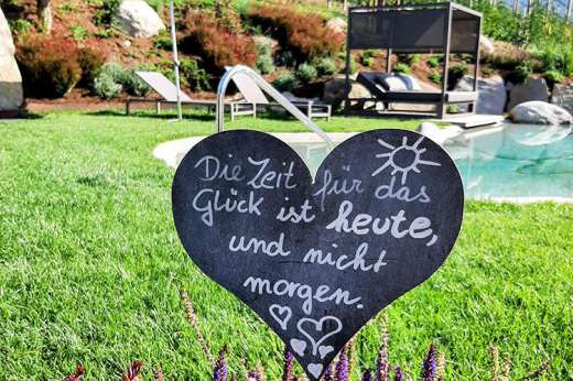 Schild im Garten mit Spruch