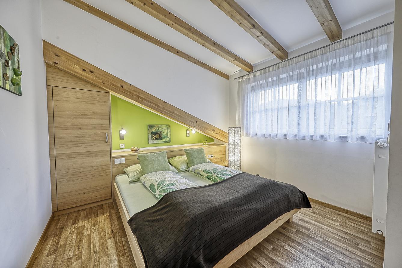 Schlafzimmer mit angrenzendem Bad