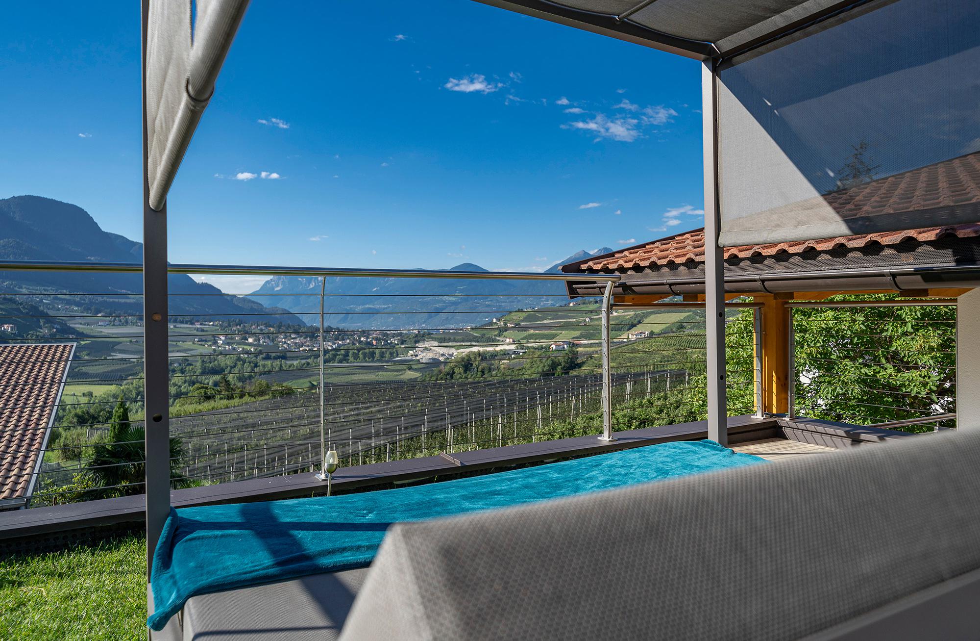 Ausblick von der privaten Liegewiese am Chalet